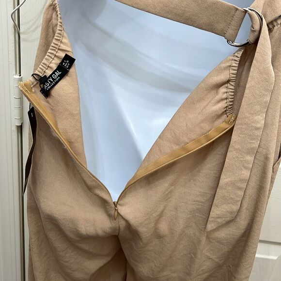 Nasty Gal Khaki Beige Pants Romper Scoop Neck Sleeveless Wide Leg Cut Out Back - Picture 12 of 17